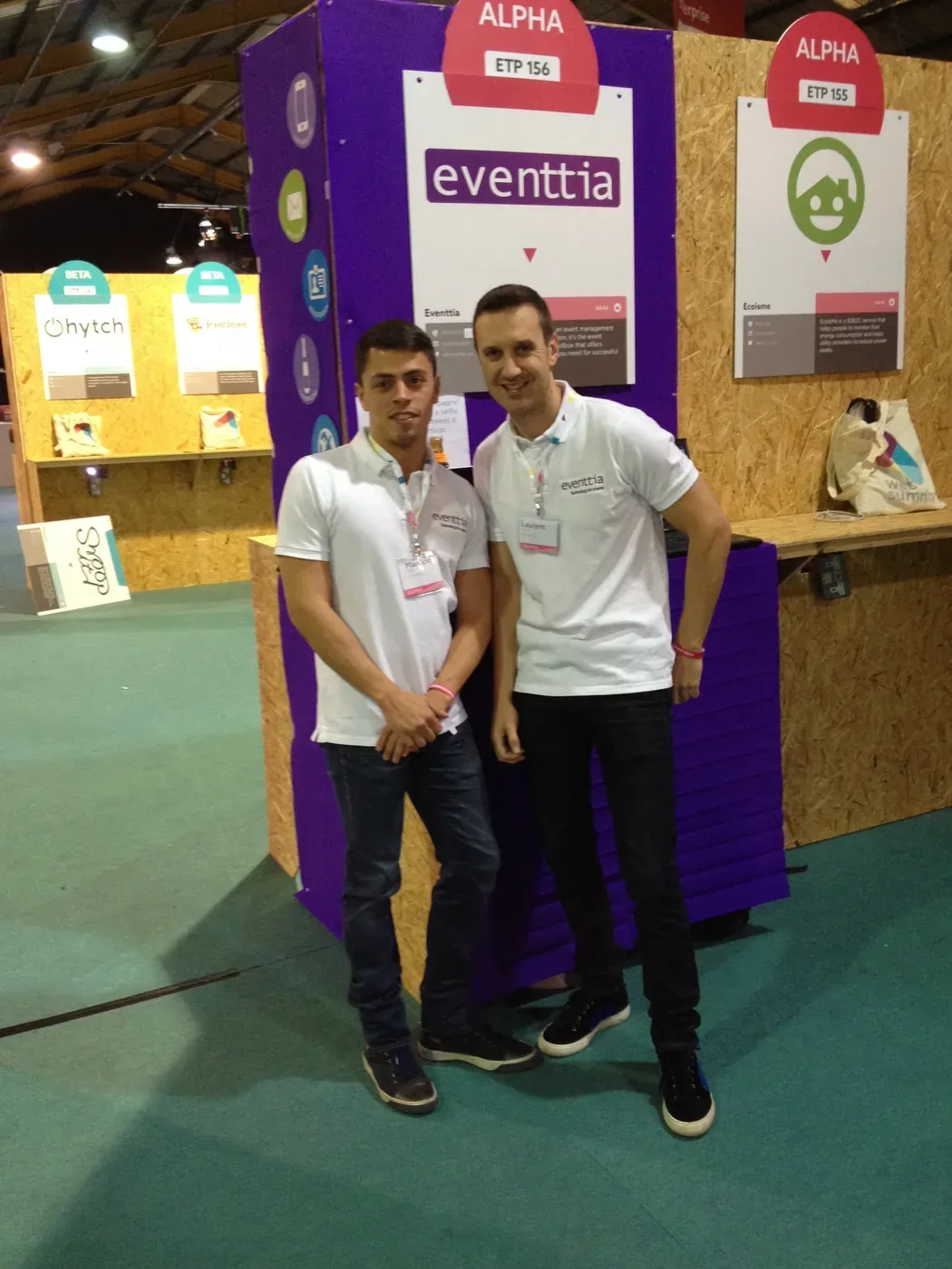 Mauricio et Laurent en polos blancs eventtia devant un premier stand eventtia au Web Summit de Dublin 2014, avec le panneau startup « ALPHA ETP 156 » visible au-dessus.