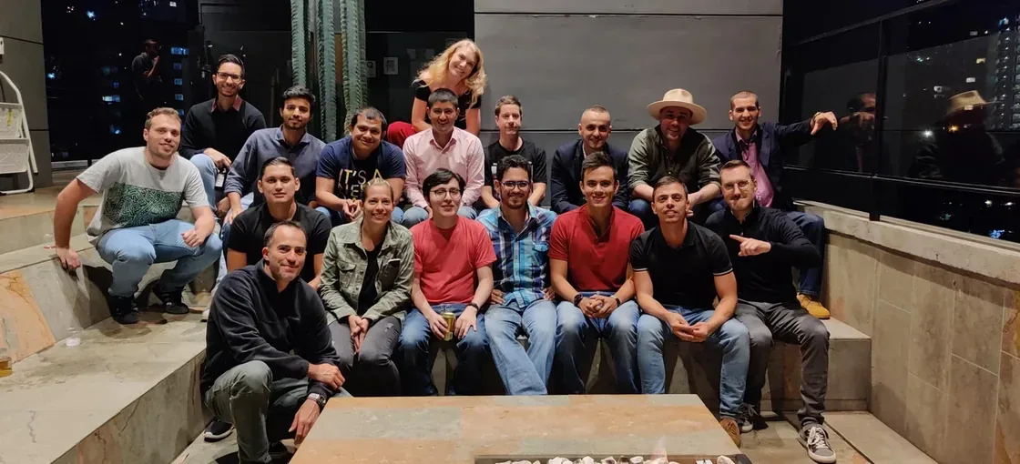 Environ dix-sept membres de l'équipe Eventtia réunis sur un rooftop de nuit, brasero au premier plan, décembre 2019.