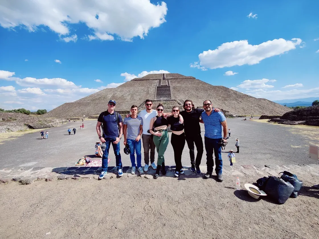 Six membres de l'équipe Eventtia devant la pyramide du Soleil à Teotihuacán, au Mexique, janvier 2022.