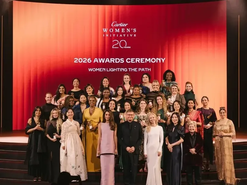 Les lauréates 2026 de la Cartier Women's Initiative sur scène lors de la cérémonie du 20e anniversaire, devant un fond rouge Cartier « Women Lighting the Path ».