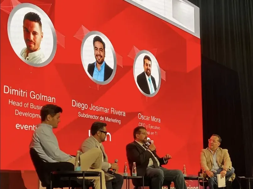 Panel de quatre intervenants sur scène lors d'un événement Merca2.0 à Mexico, fond rouge avec les portraits des intervenants, dont Dimitri Golman d'Eventtia.
