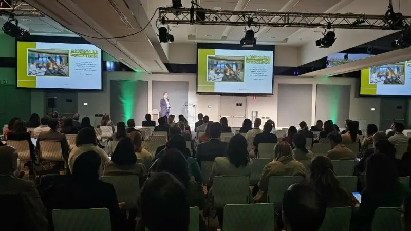 A speaker on stage in front of a full room at an AMVO event in Mexico, run with Eventtia.