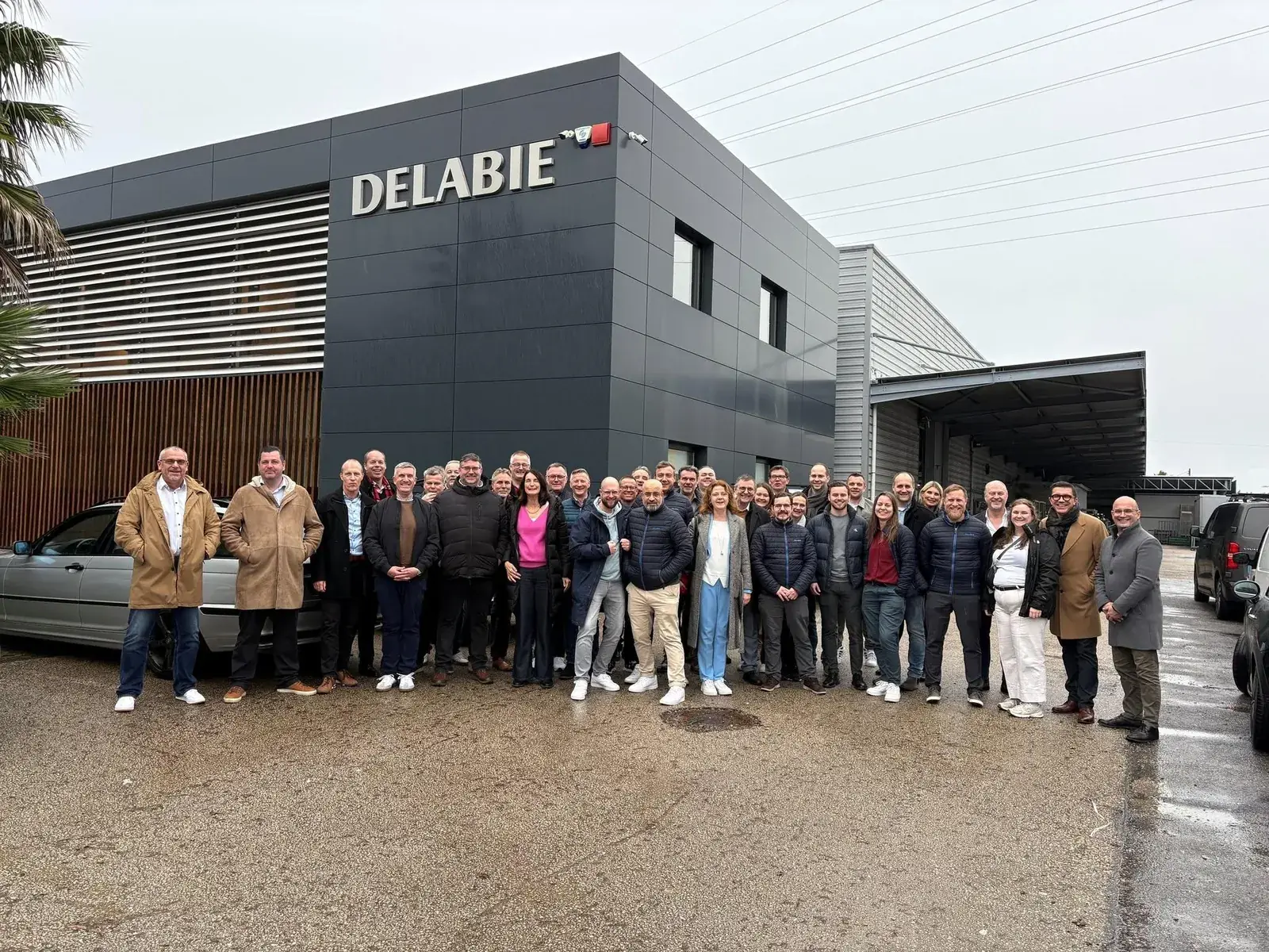 L'équipe Delabie devant le bâtiment de l'entreprise