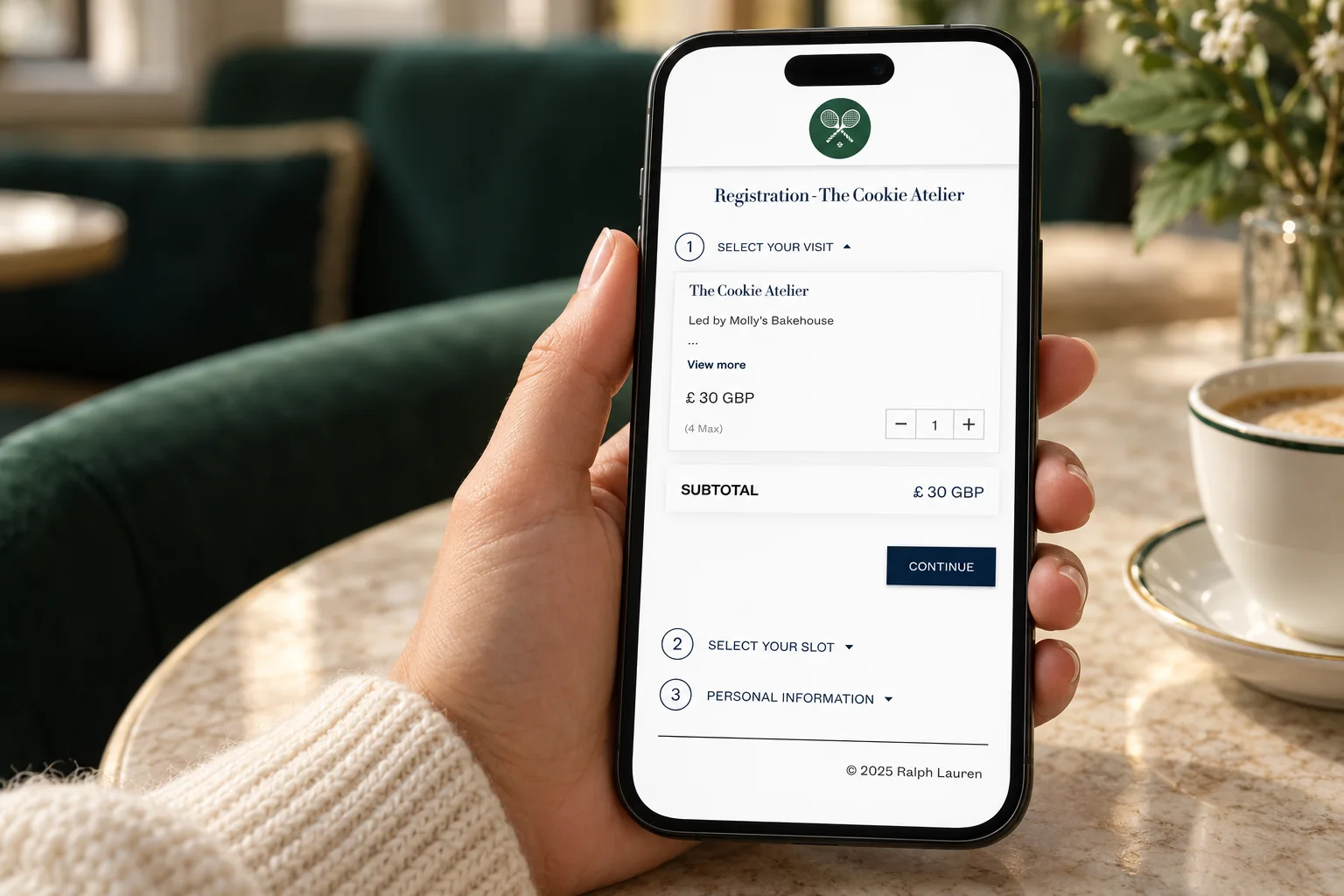 La page d'inscription Ralph Lauren de The Cookie Atelier sur un téléphone, créée avec Eventtia, avec le prix du billet en livres, le choix de la quantité et les étapes pour choisir le créneau et saisir ses informations