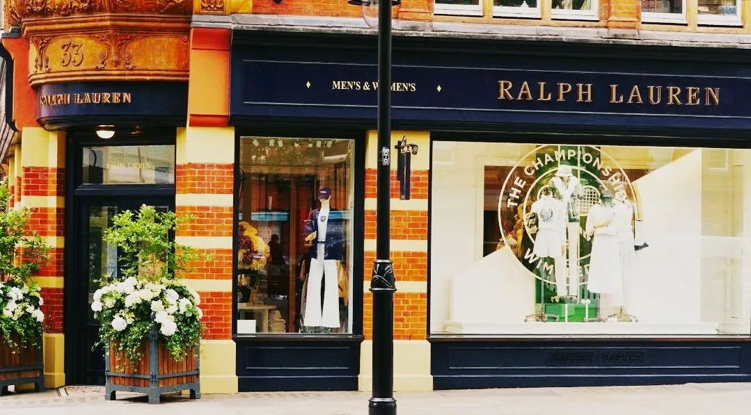 La façade d'une boutique Ralph Lauren aux vitrines consacrées au tennis pendant la saison d'été