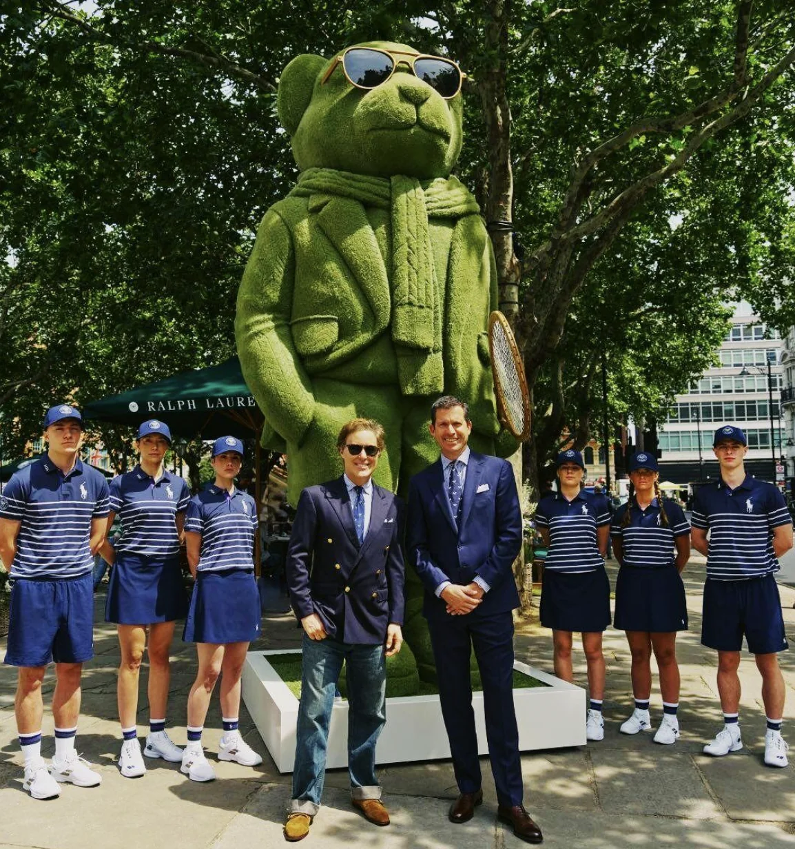 Activation Summer of Sport de Ralph Lauren à Londres, avec l'équipe en tenues de tennis Polo Ralph Lauren devant un Polo Bear géant en végétal