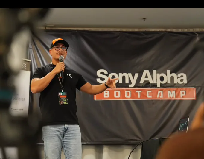 Speaker presenting at a Sony Alpha Bootcamp event managed on Eventtia