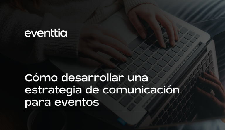 mujer escribiendo en su portatil
