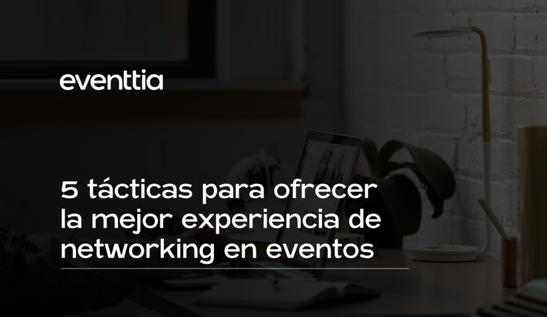 5-tácticas-para-ofrecer-la mejor-experiencia-de-networking-en-eventos – Eventtia mujer utilizando laptop en un escritorio con una planta y una agenda