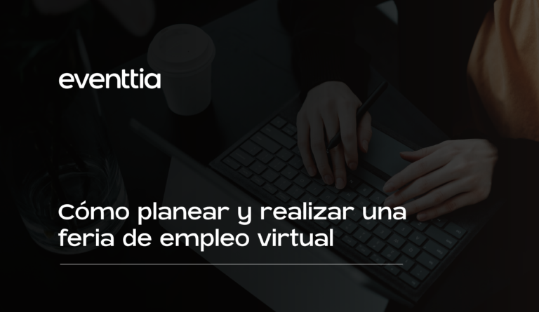 Cómo-planear-realizar-una-feria-empleo-virtual – Eventtia mujer escribiendo en portátil con un esfero en la mano y una taza de café