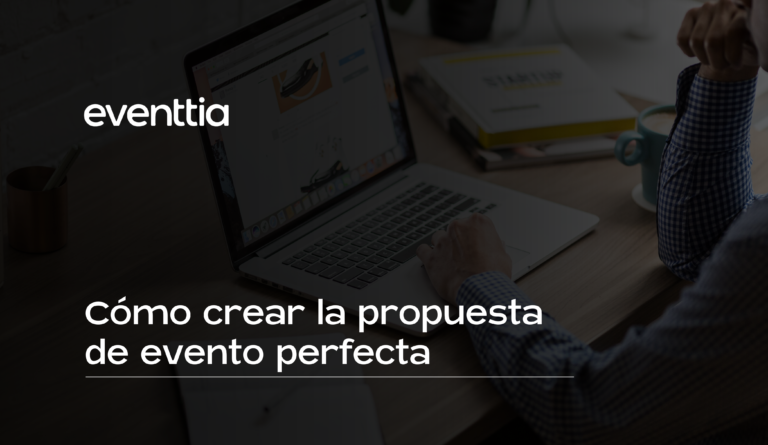Cómo-crear-la-propuesta-de-evento-perfecta – Eventtia laptop en escritorio persona tecleando