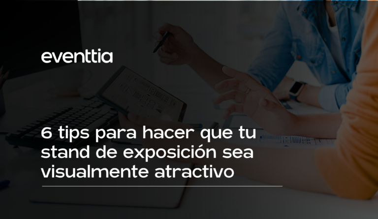 dos personas viendo una estrategia en una Tablet con papeles de información sobre el escritorio y un computador al frente